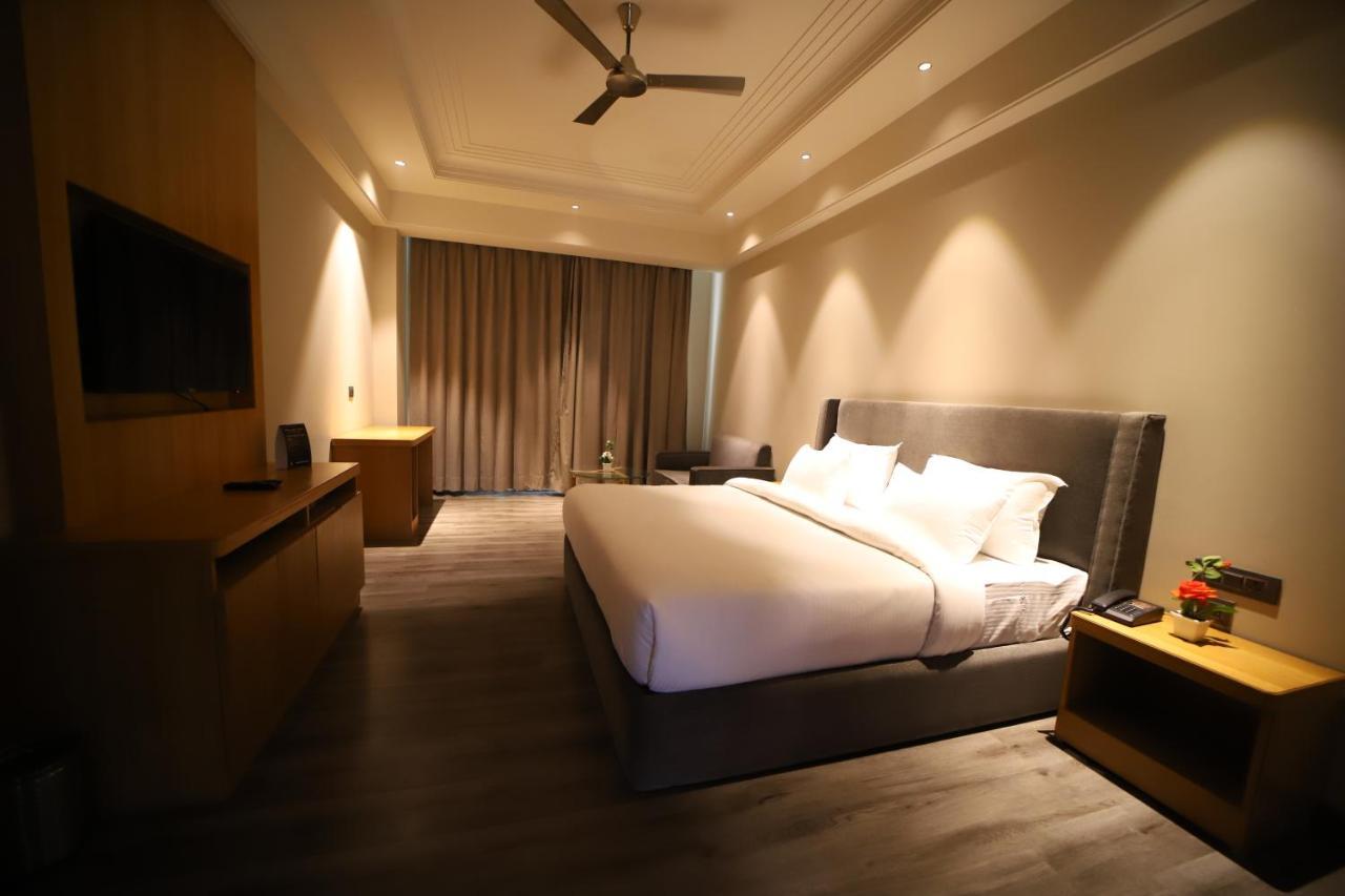 Hotel Abha Grand อาลีการห์ ภายนอก รูปภาพ